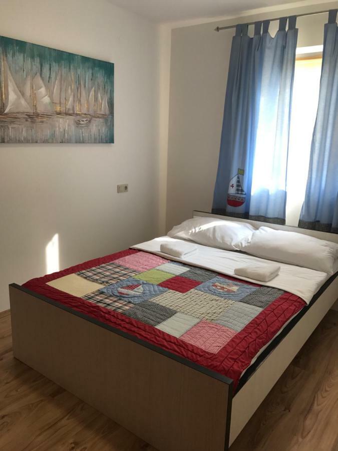 Apartmani Sanja Марина Екстериор снимка